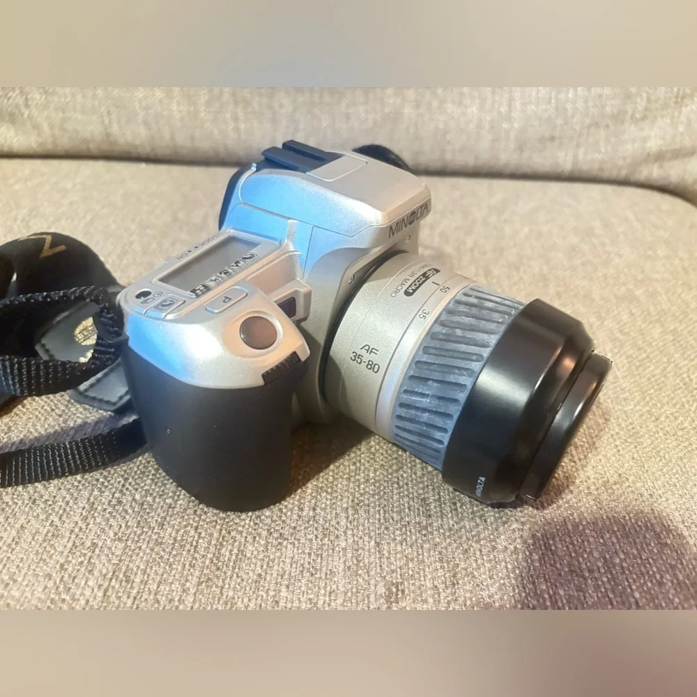 NEW: Minolta Dynax 404si Maxim ST si Camera w/ Carry Case and Batteries